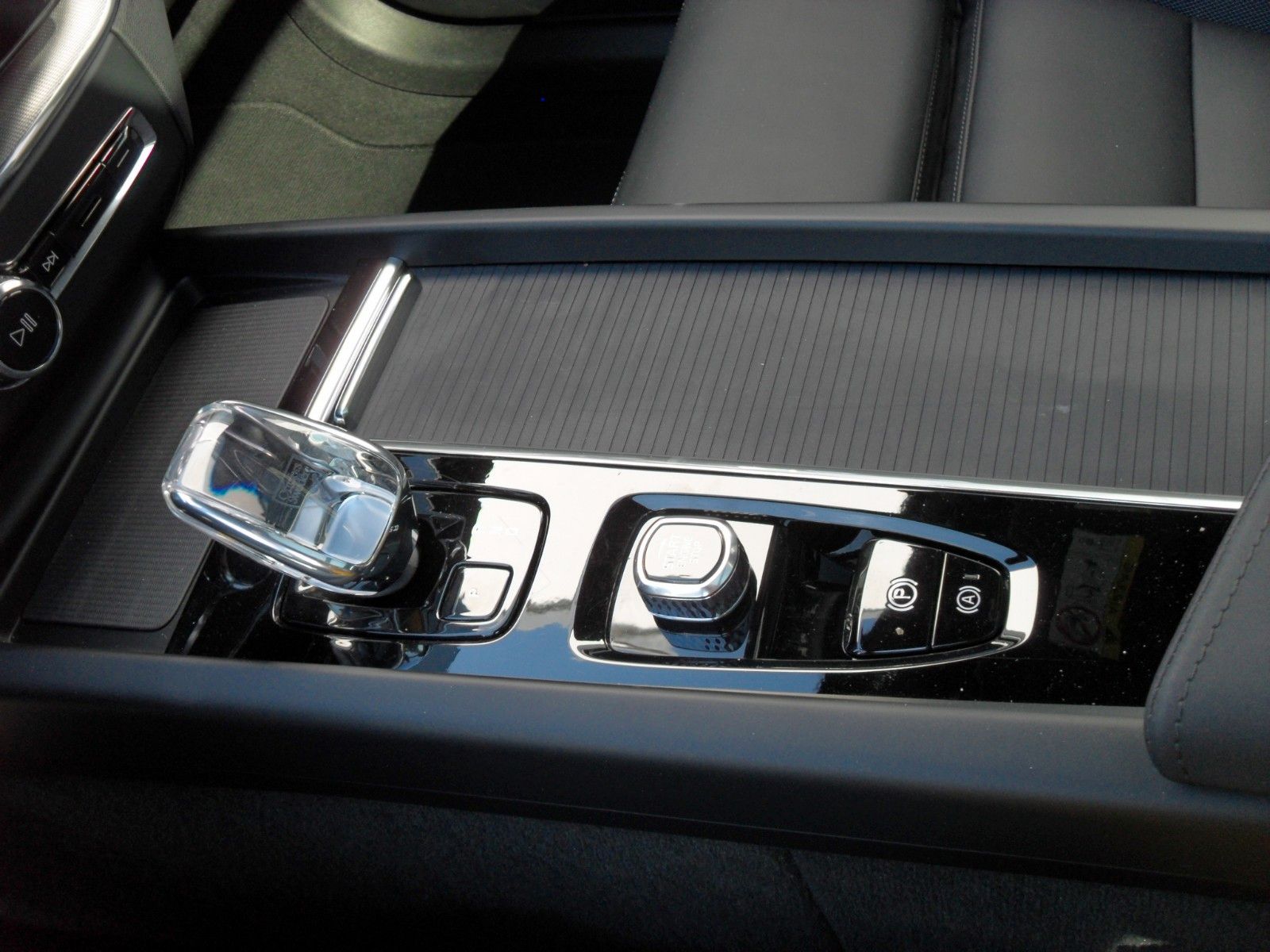 Fahrzeugabbildung Volvo XC 60 B5 Plus Black Edition AWD | Luftfederung