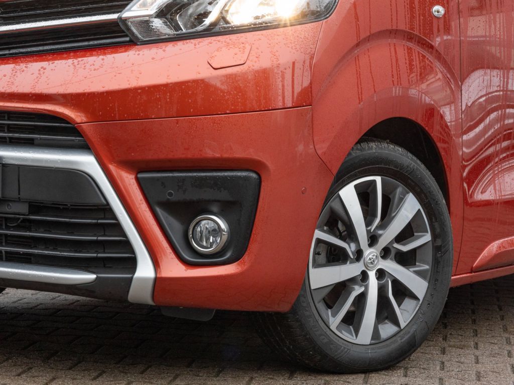 TOYOTA Proace 2,0-l-D-4D L1 (8-Si.) Autm. Verso Team De TOYOTA Proace 2,0-l-D-4D L1 (8-Si.) Autm. Verso Team De