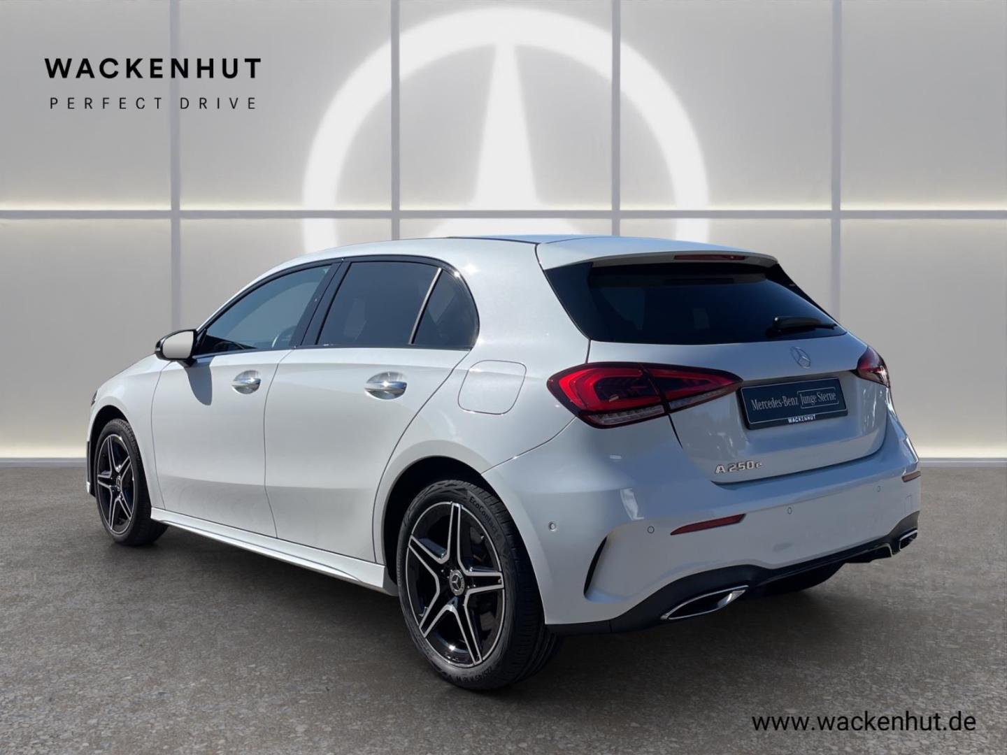 Mercedes-Benz A 250 e AMG*AHK*PANO*RFK*NAVI*LED