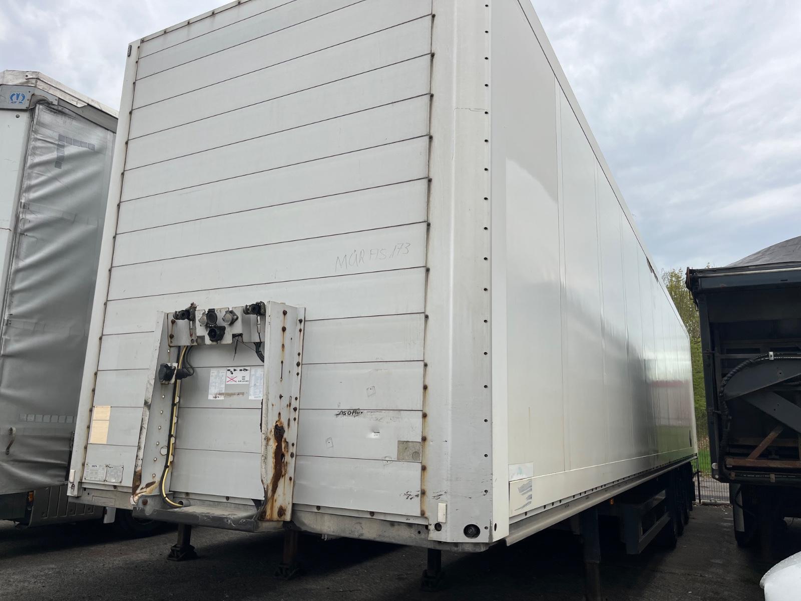 Schmitz Cargobull SKO 24 Rolltor beschädigt