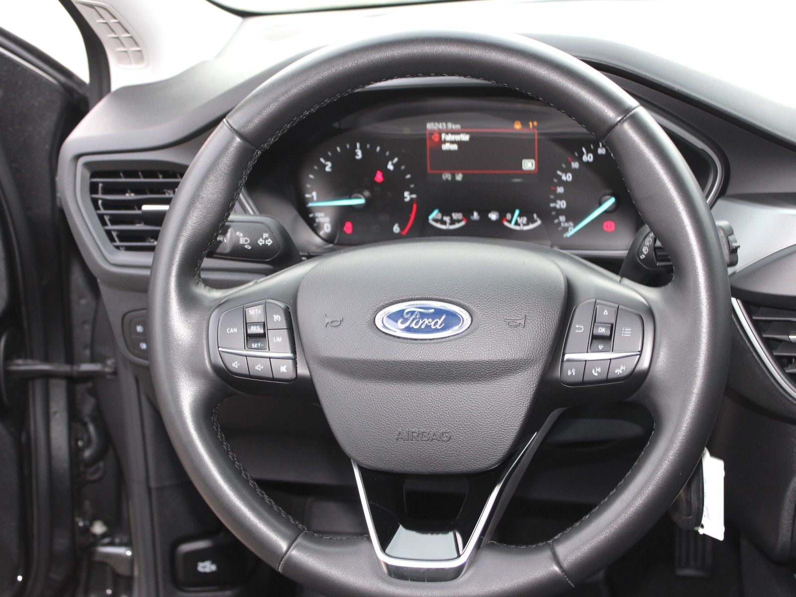 Fahrzeugabbildung Ford Focus Cool & Connect 1,5 EcoBlue