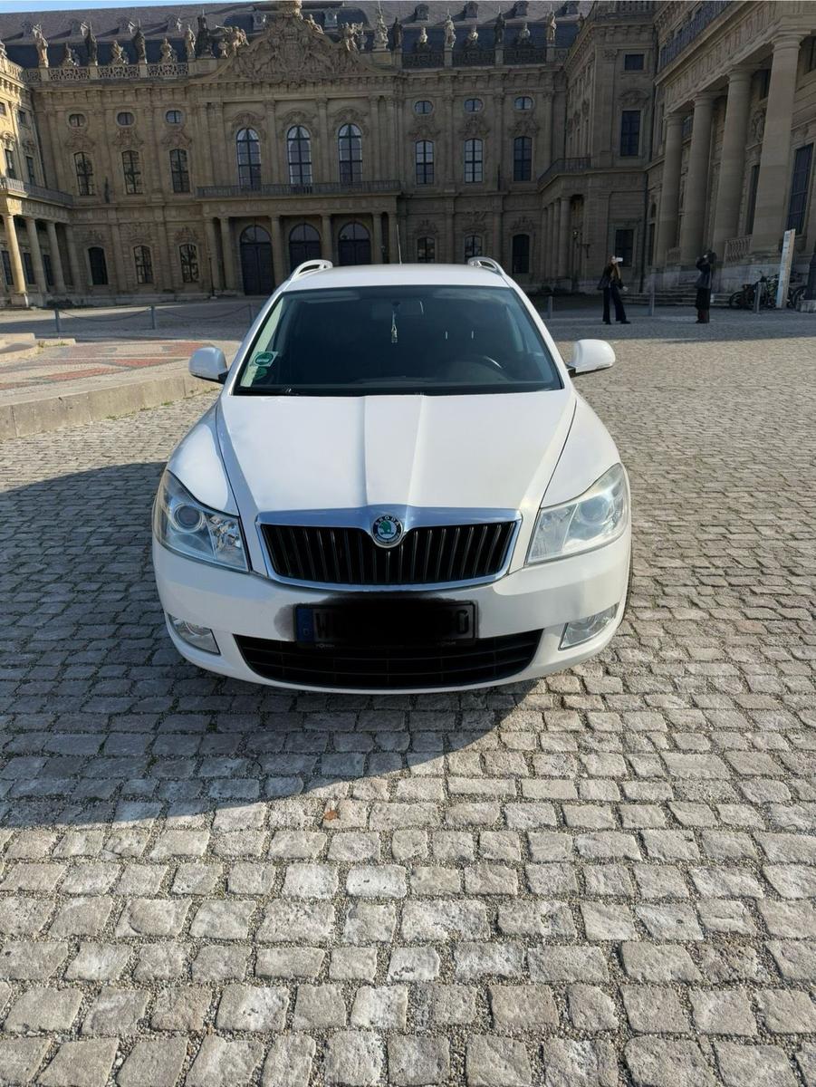 Skoda Octavia 2011 — rear view