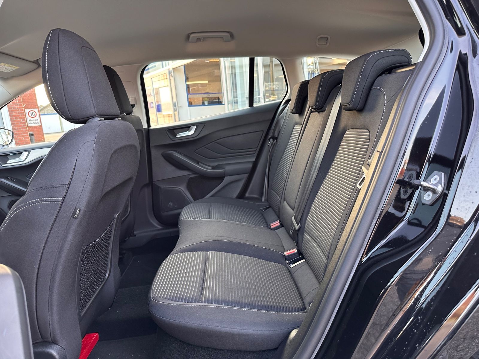Fahrzeugabbildung Ford Focus Turnier Titanium 1.0 EB Navi/APP/LED/eHeck