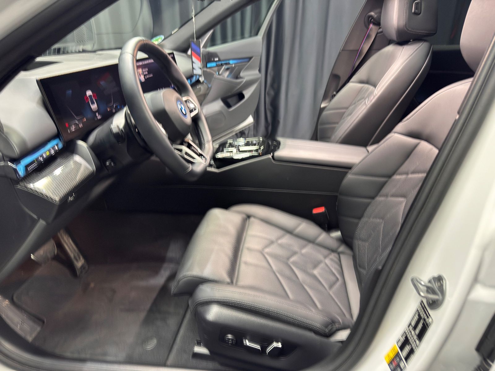 Fahrzeugabbildung BMW 550e Lim. xDrive M SPORT|CARBON|PANO|21 ZOLL|