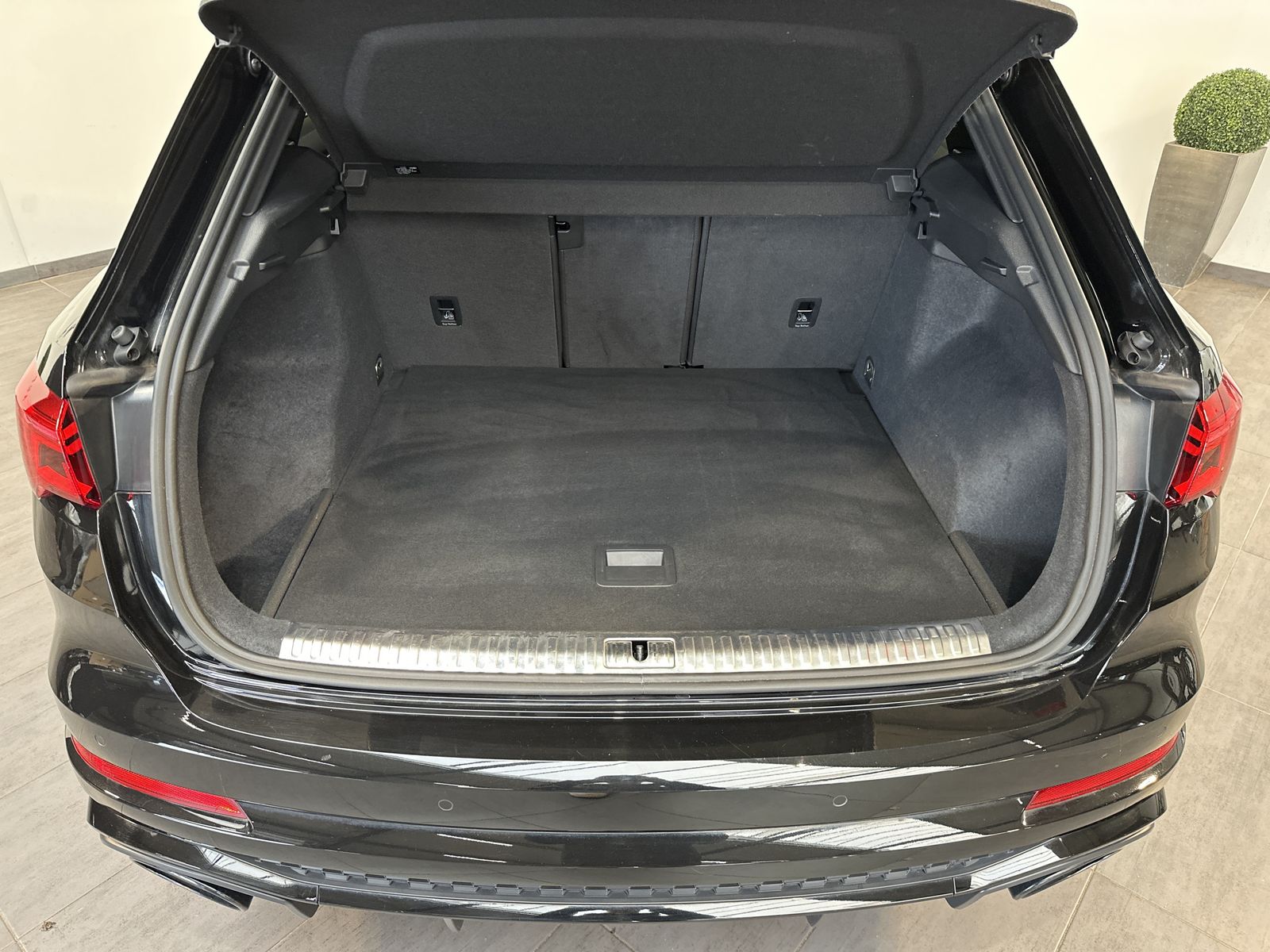 Fahrzeugabbildung Audi RSQ3 Quattro Black NAV+MATRIX+ACC+SONOS+VCOCK+PP