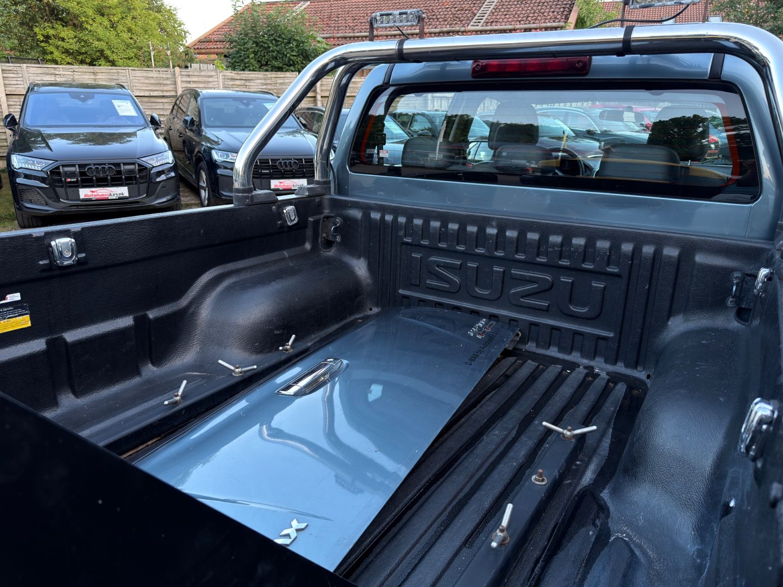 Fahrzeugabbildung Isuzu D-Max Double Cab 4WD Premium|SCHNEEPFLUG|AUTOMAT