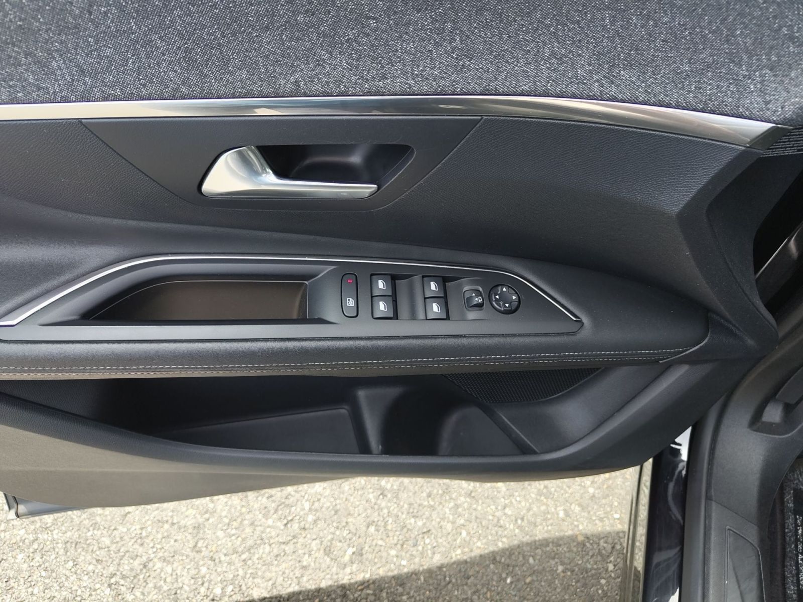 Fahrzeugabbildung Peugeot 3008 1.2 PureTech 130 Allure AHK
