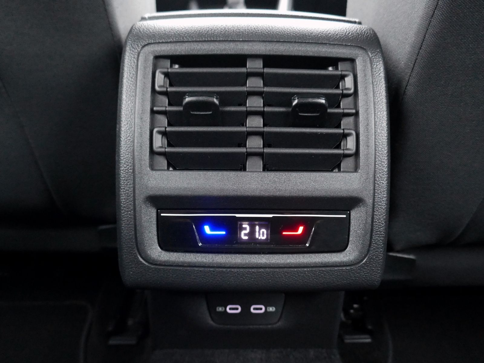 Fahrzeugabbildung Volkswagen Golf VIII Life 2.0 TDI | LED PDC ACC Navi