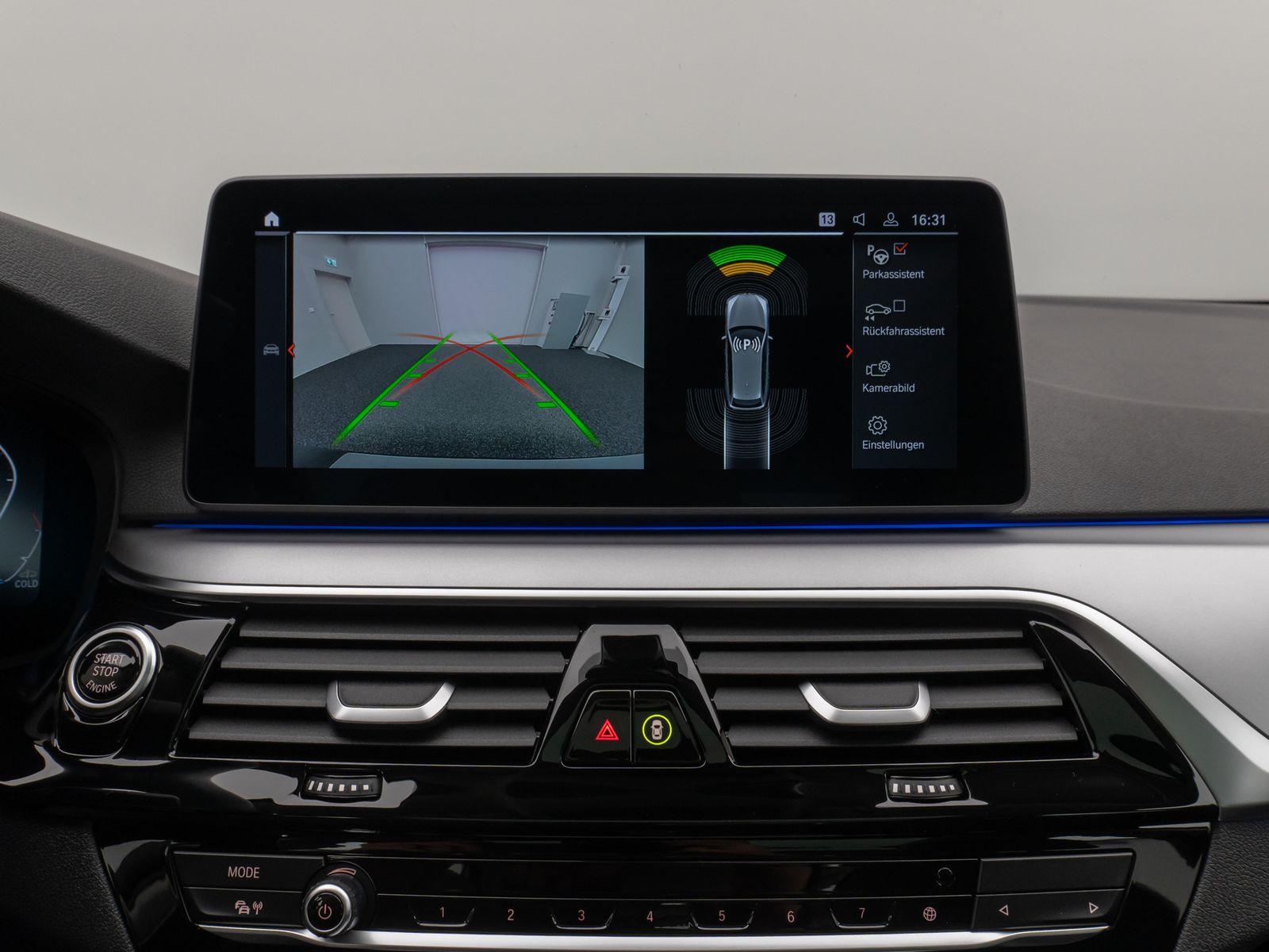 Fahrzeugabbildung BMW 530d Panorama Kamera DAB HiFi DrivAssist Komfort