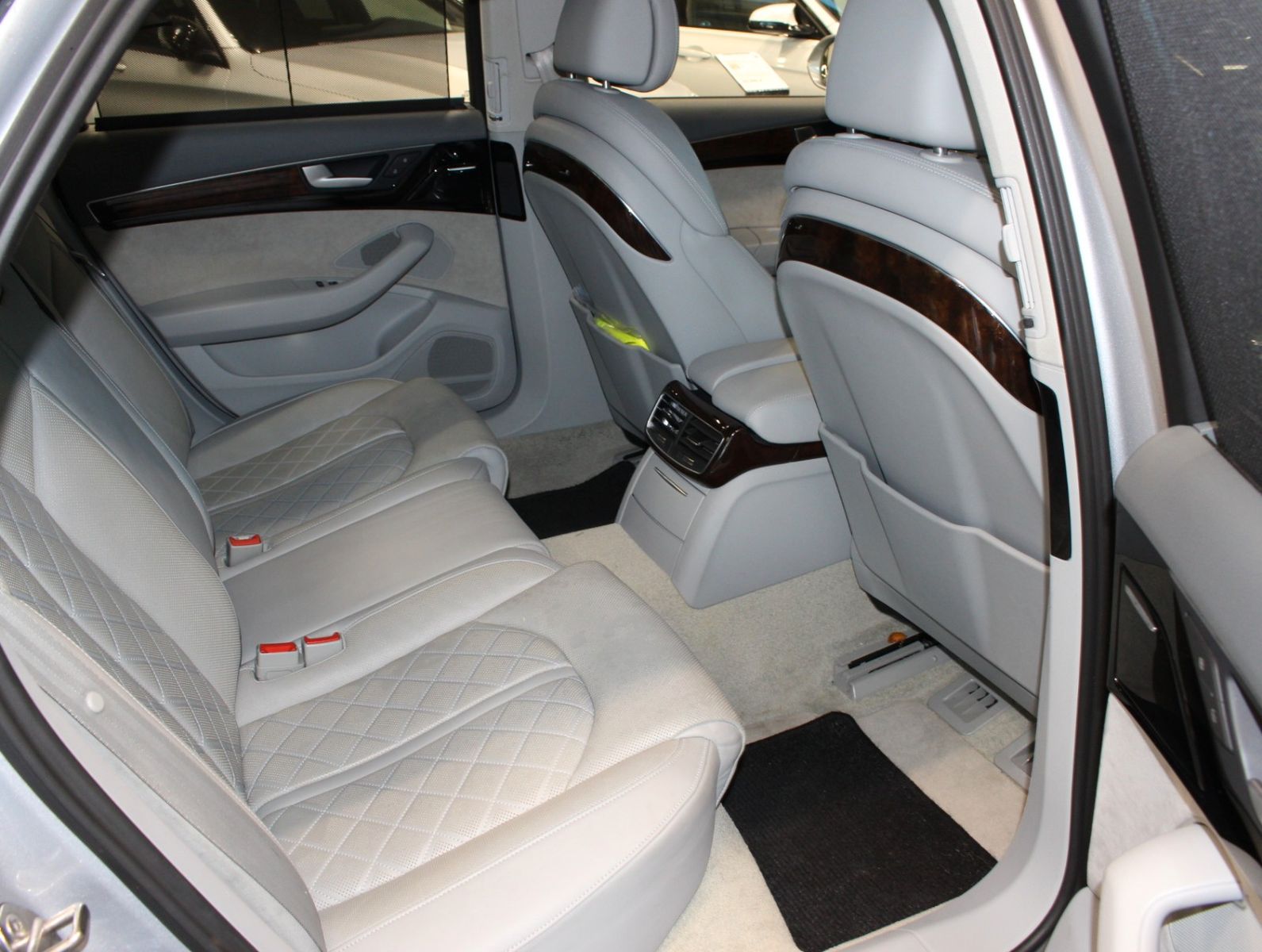 Fahrzeugabbildung Audi A8 4.0 TFSI tiptronic quattro*1.Hand Matrix-LED