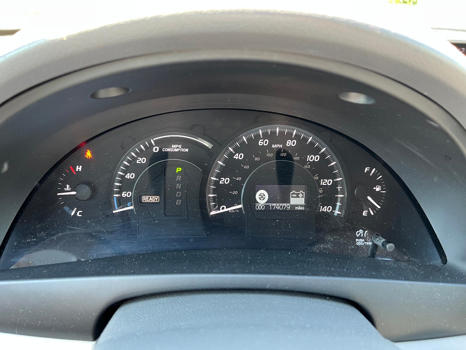 Toyota Camry 2,4L Hybrid Limousine weiß AHK PDC JBL