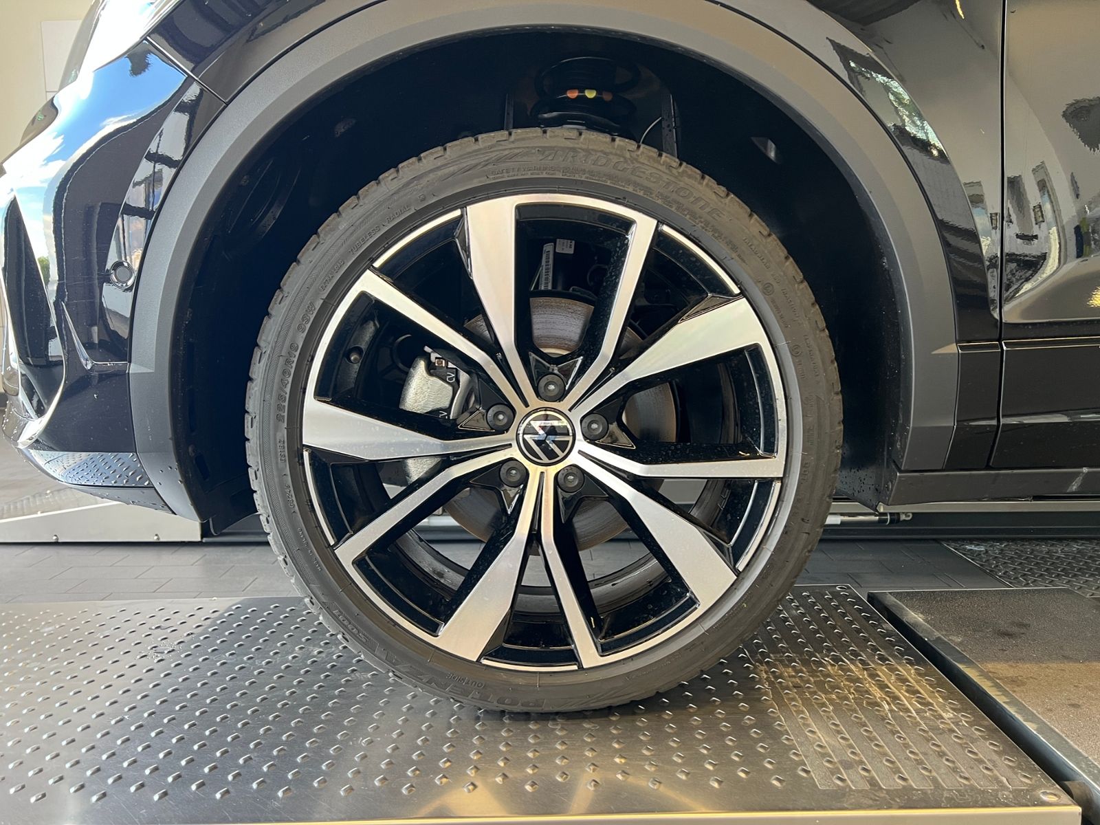 Fahrzeugabbildung Volkswagen T-Roc R-Line 1.5 TSI DSG *AHK, Pano, Black Style