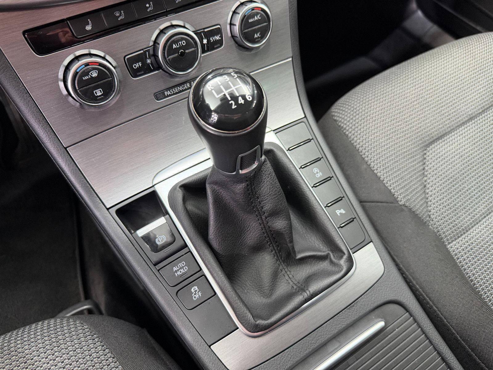 Fahrzeugabbildung Volkswagen Passat Lim. 2.0 TDI Comfortline|PDC|NAVI|AHK
