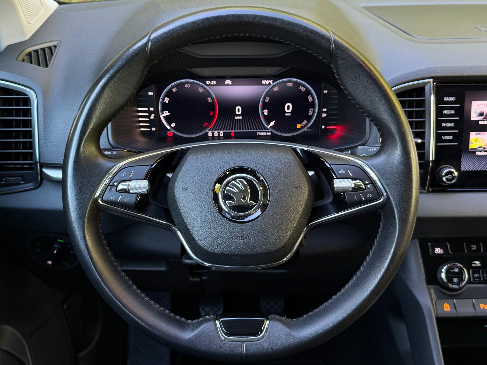 Fahrzeugabbildung SKODA Karoq 1.5 TSI Ambition LED+KAMERA+VIRT+CARPL+DAB