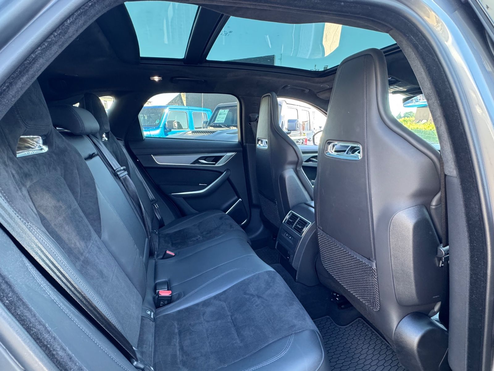 Fahrzeugabbildung Jaguar F-PACE SVR /PANO/MERIDIAN/360°KAM/HUD/AMBIENTE