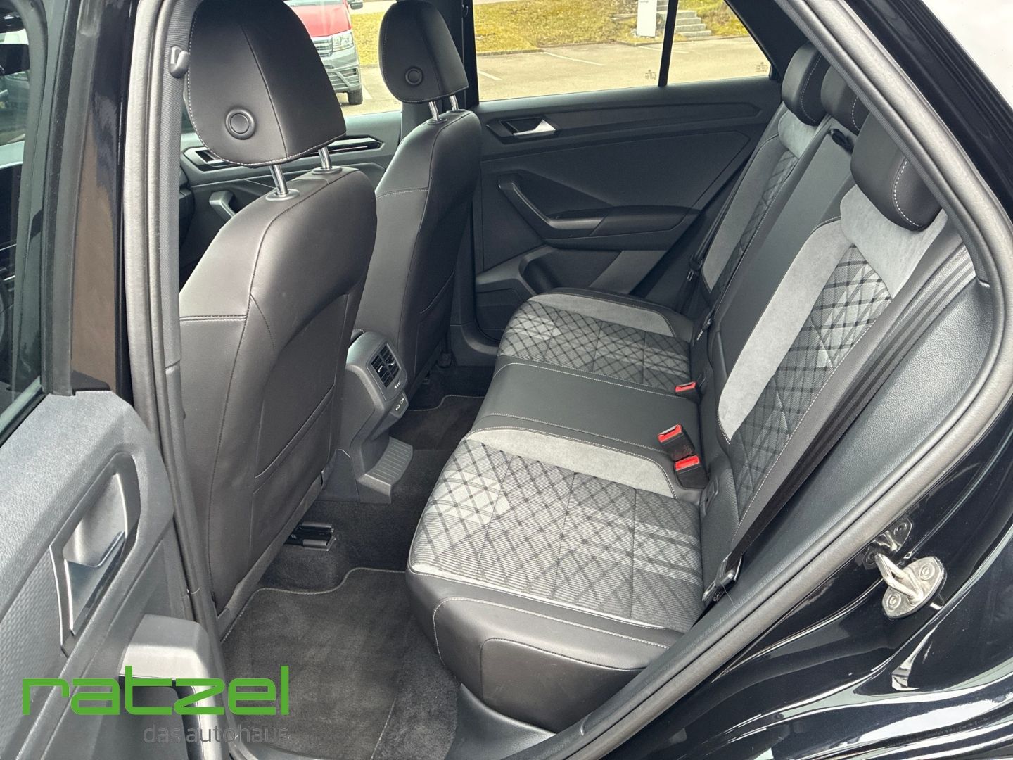 Fahrzeugabbildung Volkswagen T-Roc R-Line 1.5 TSI DSG LED ACC Dig. Cockpit Li