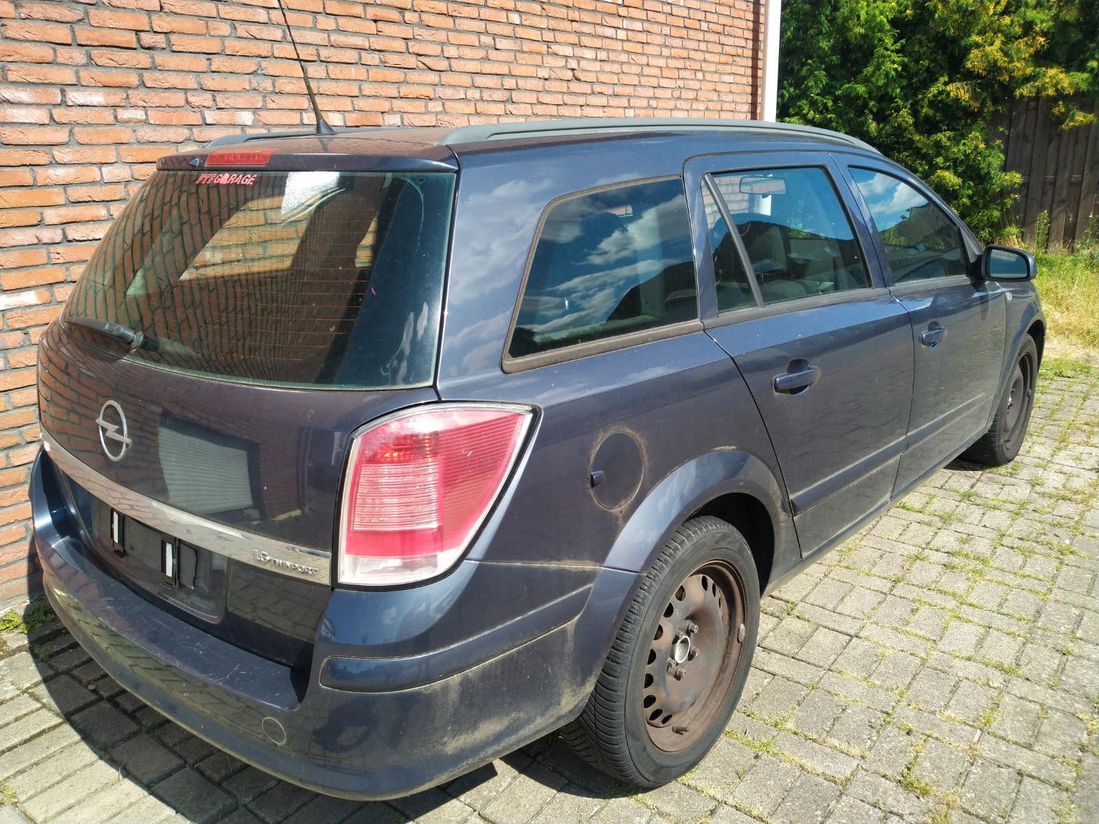 Opel Astra 2006 — rear view