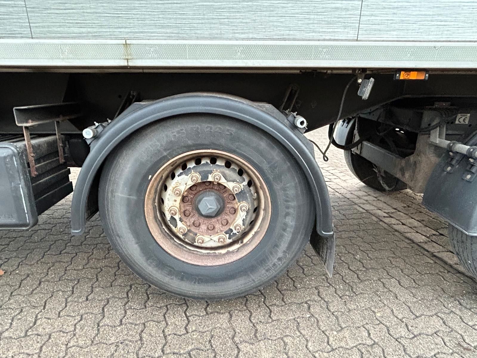 Fahrzeugabbildung Mercedes-Benz 1840 L Antos mit 2-Achs Kühlauflieger