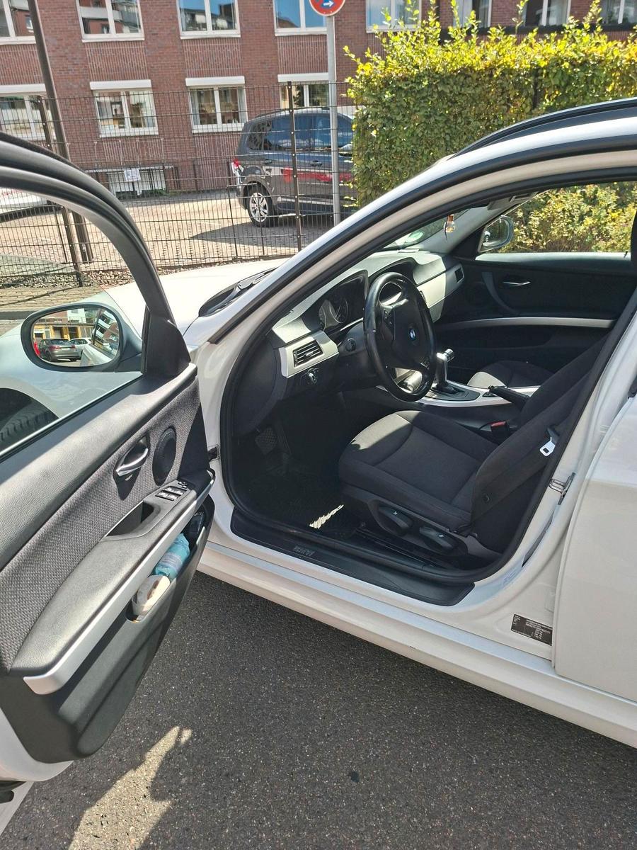 BMW 318 2011 — photo 15