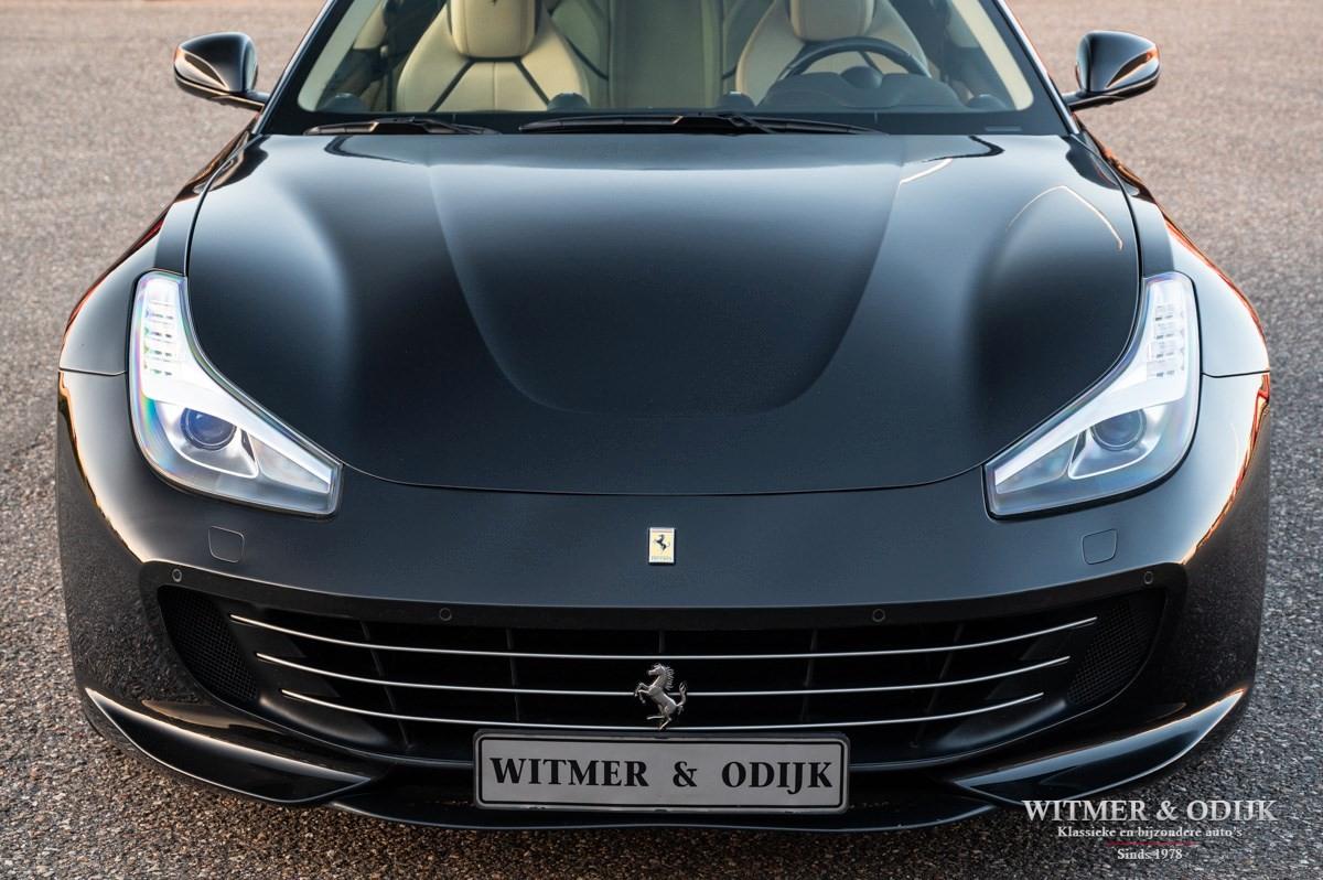FERRARI GTC4LUSSO V12 NERO DAYTONA