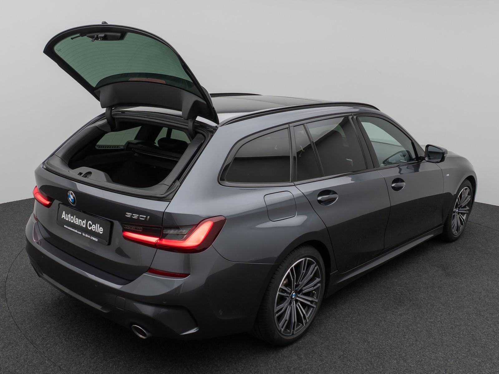 Fahrzeugabbildung BMW 330i M Sport Panorama Kamera DAB HiFi Komfort