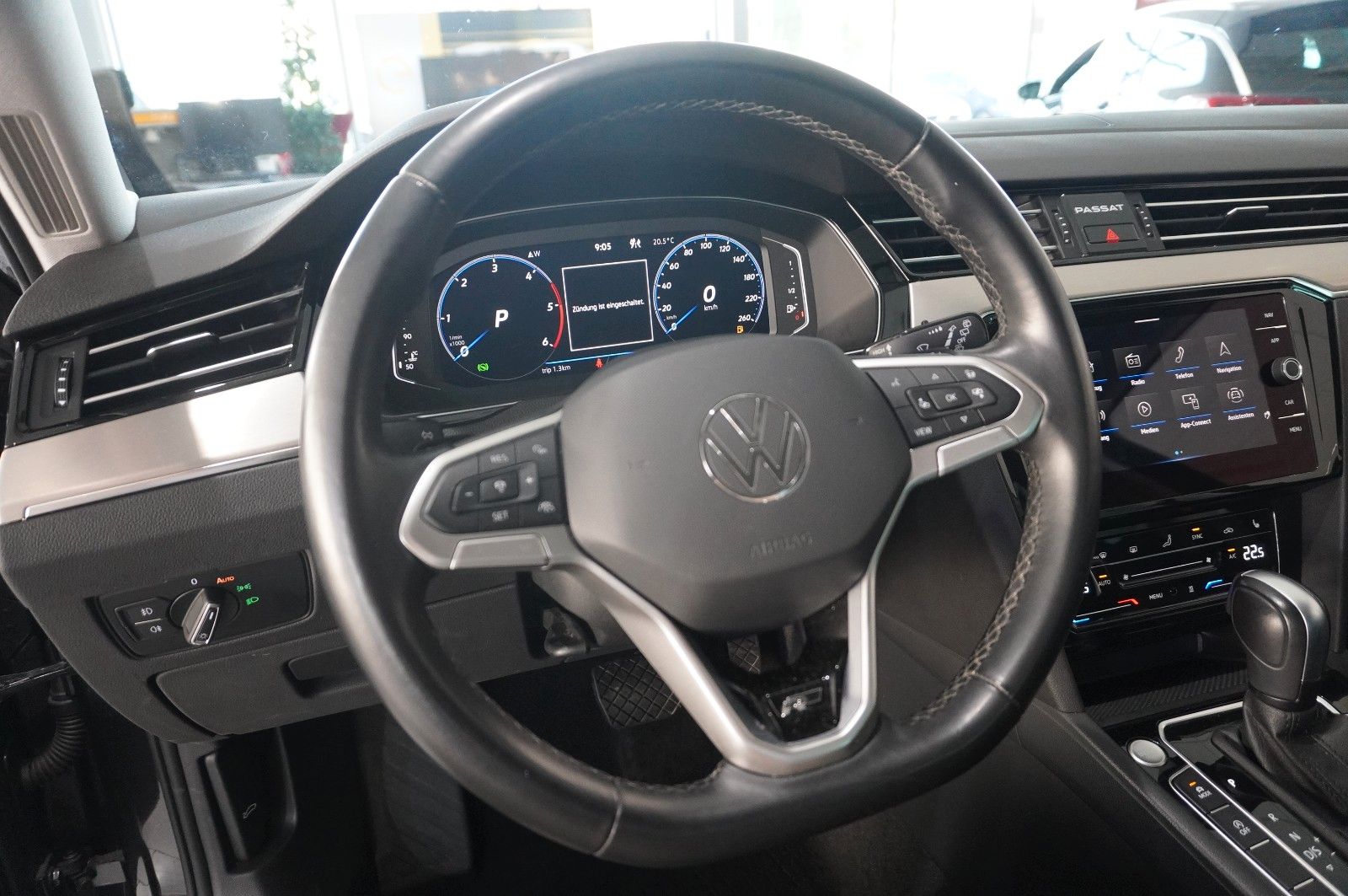 Fahrzeugabbildung Volkswagen Passat Vari. 2.0 TDI R-LINE 4M NAVI/KAMERA/AHK