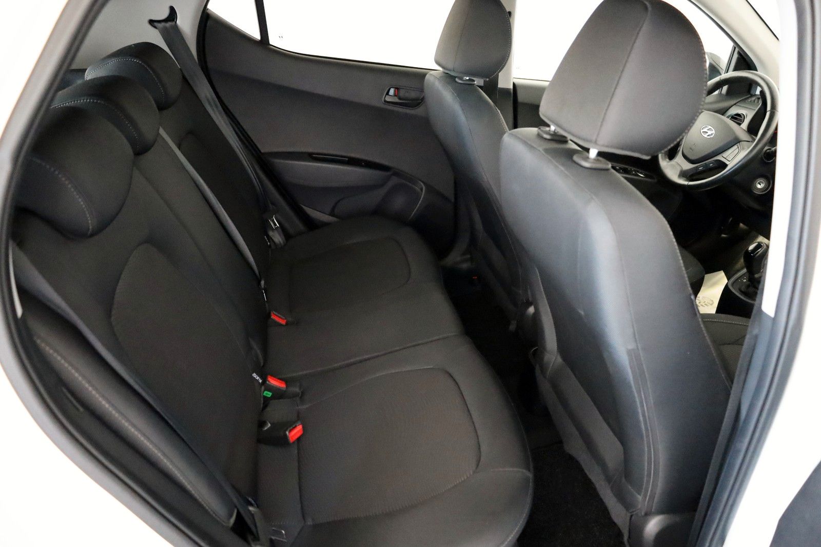 Fahrzeugabbildung Hyundai i10 YES! Plus,Autom.,Navi,SH, PDC, 8fach bereift