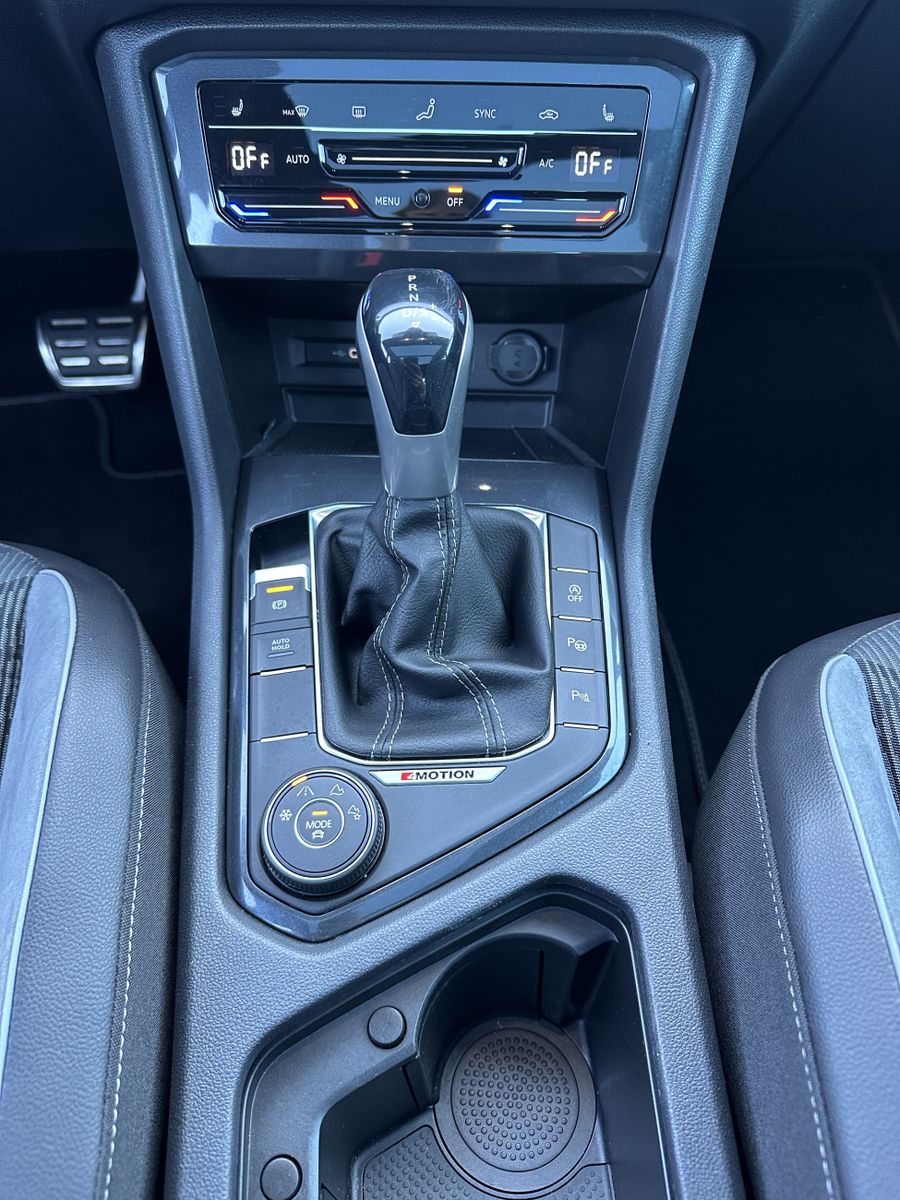 Fahrzeugabbildung Volkswagen Tiguan 2.0 TDI DSG 4M R-Line NAV+MATRIX+PANO+KAM