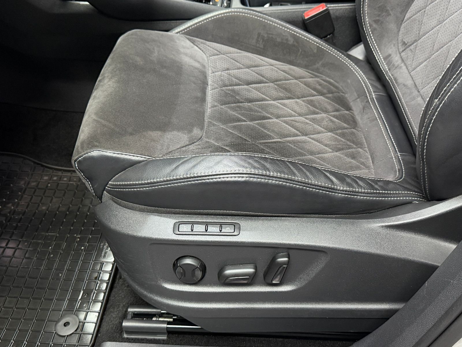 Fahrzeugabbildung SKODA Kodiaq Sportline 4x4 |7-SITZER|AHK|CANTON|NARDO