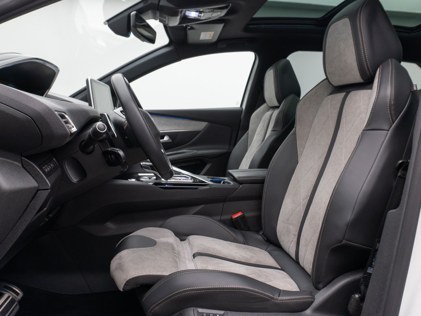 Fahrzeugabbildung Peugeot 3008 Hybrid4 300 GT Panorama 360° Massage AHK