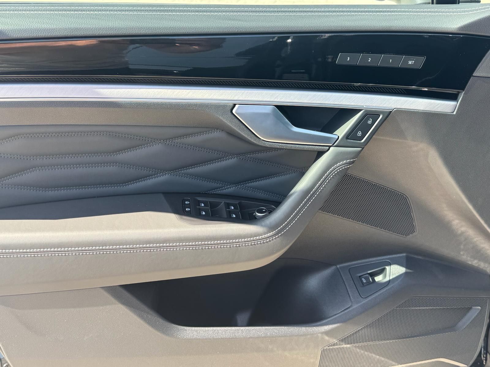 Fahrzeugabbildung Volkswagen Touareg 3.0TDI 4M R-Line VOLL Black 22" UPE 114T