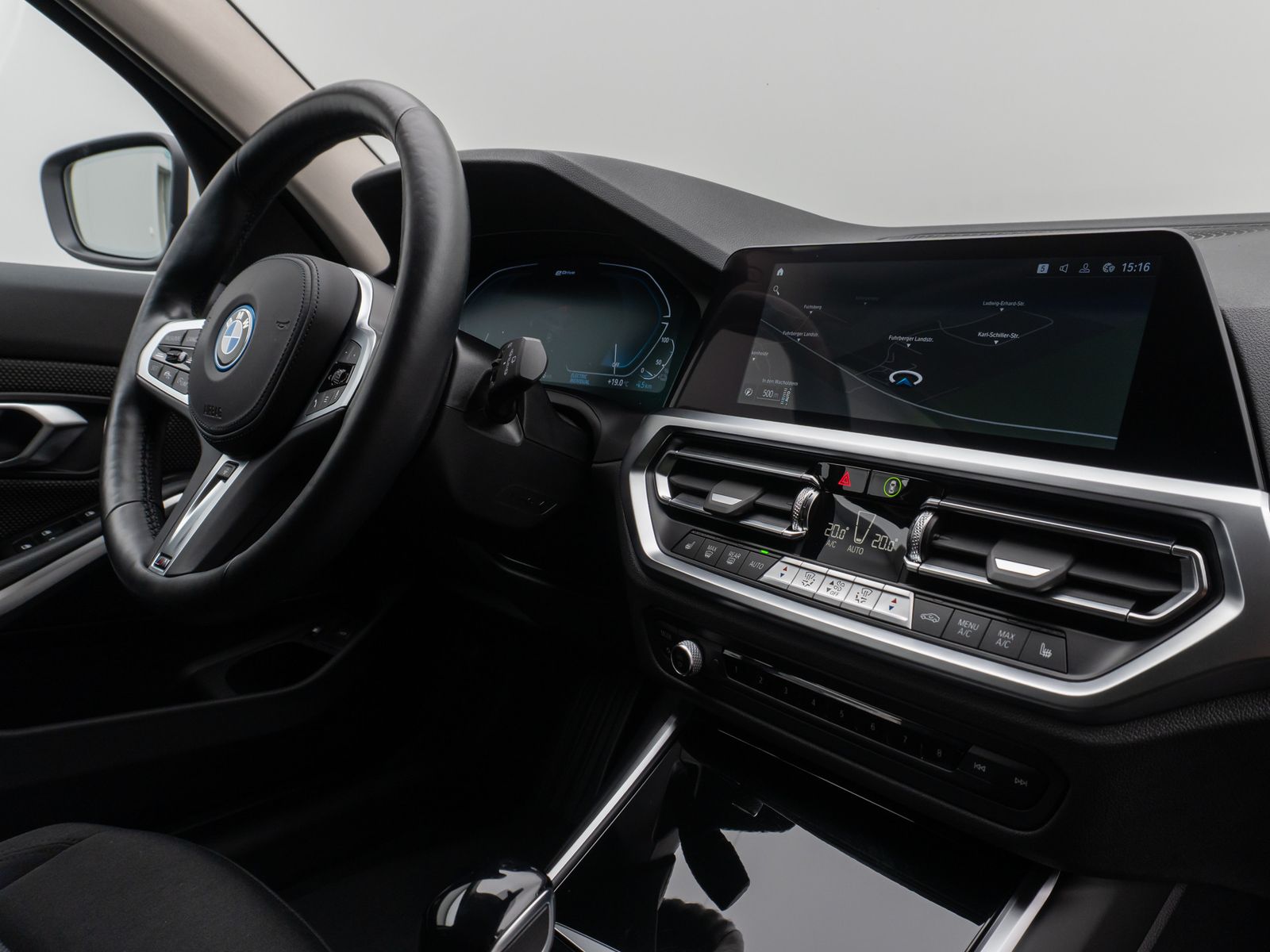 Fahrzeugabbildung BMW 330e DAB CockPitPr Lenkrhz PDC Stop&Go Alarm AHK
