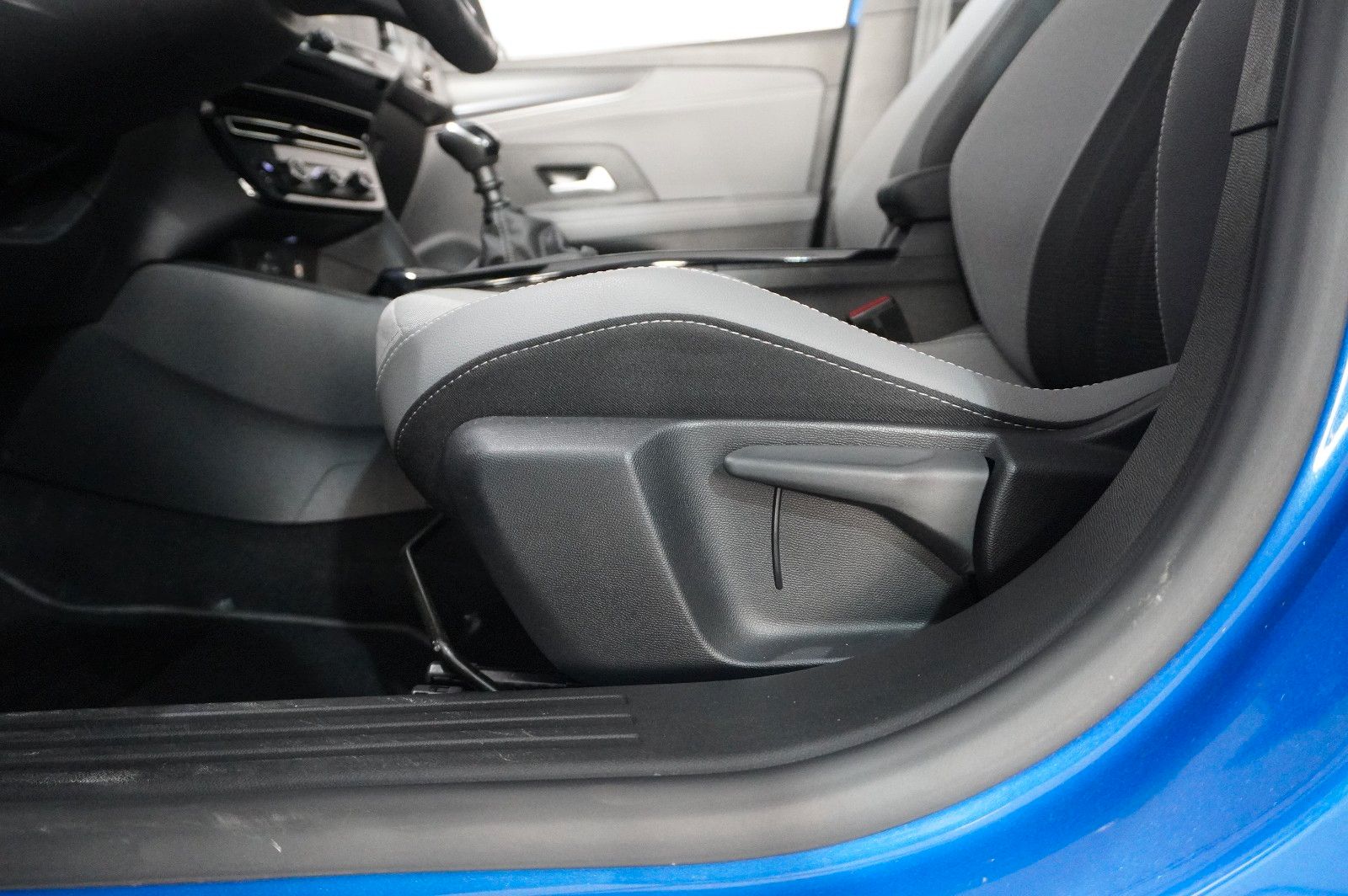 Fahrzeugabbildung Opel Mokka ELEGANCE 1.2T NAVI/LED/KAMERA/SPORT/SH/DAB