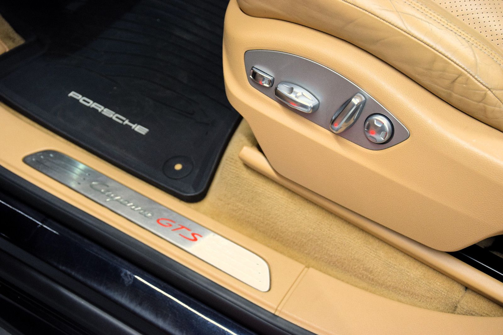 Fahrzeugabbildung Porsche Cayenne GTS PDLS+ Chrono BOSE Pano *Luft Kamera