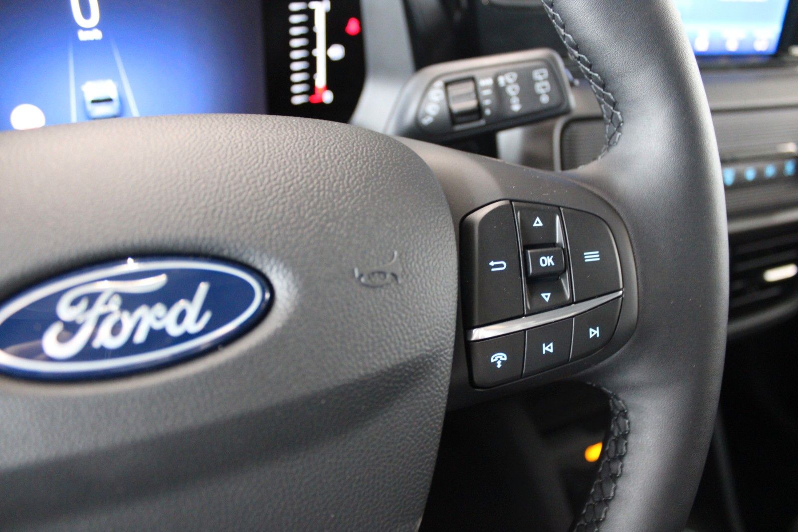Fahrzeugabbildung Ford Tourneo Courier Titanium Kamera WinterPaket2 uvm
