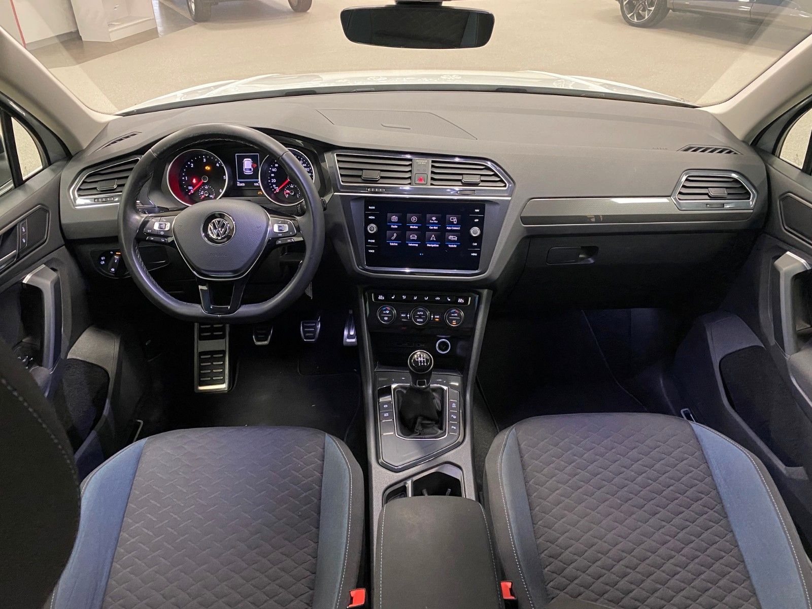 Fahrzeugabbildung Volkswagen Tiguan 2.0 TDI IQ.DRIVE+NAVIGATION+19"ALU++AHK++