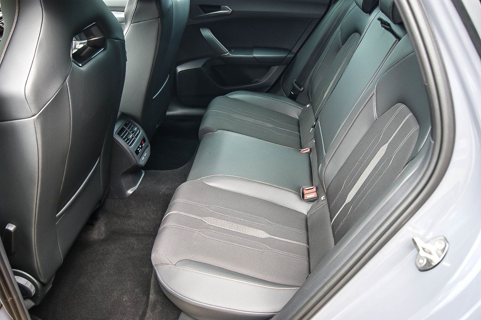 Fahrzeugabbildung CUPRA Leon Sportstourer e-HYBRID VIRTUAL ACC XL 1HAND