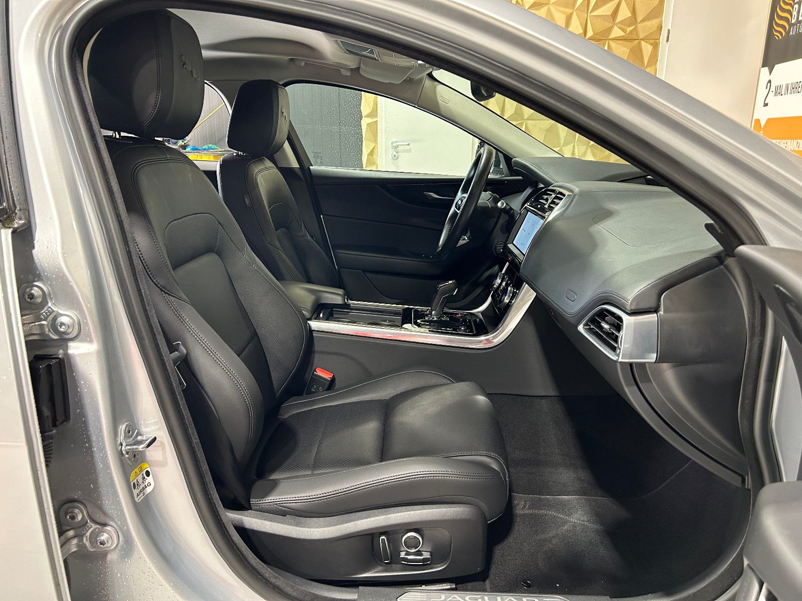 Fahrzeugabbildung Jaguar XE S/APPLE/KAMERA/SHZ/KLIMA/1.HAND