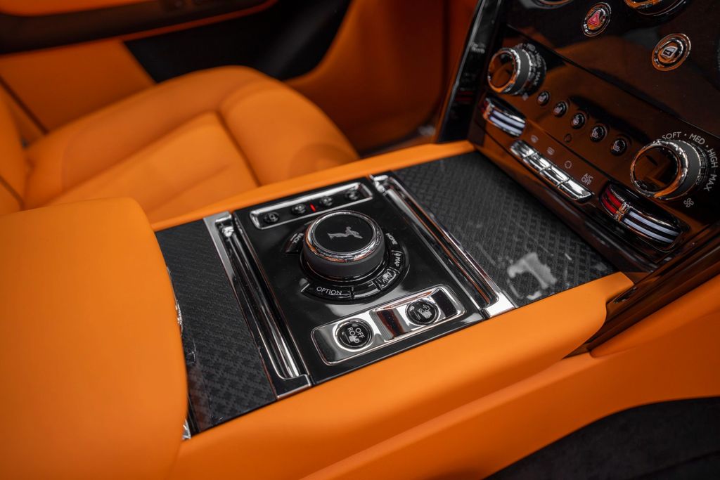Cullinan BLACK BADGE 2026 BLACK/ORANGE 4 SEATS - Bild 28