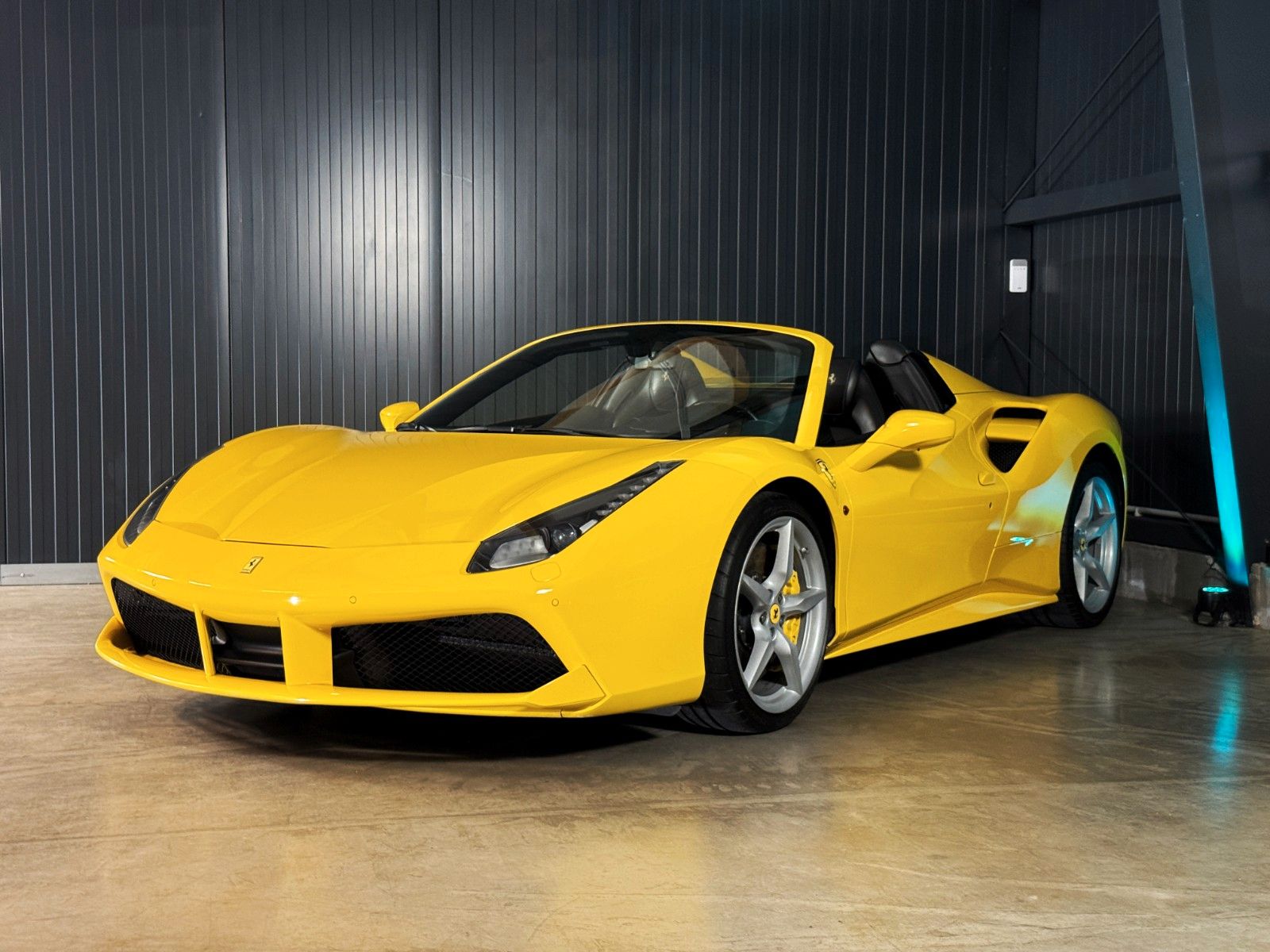 Fahrzeugabbildung Ferrari 488 Spider + Giallo Modena + Scuderia Shields