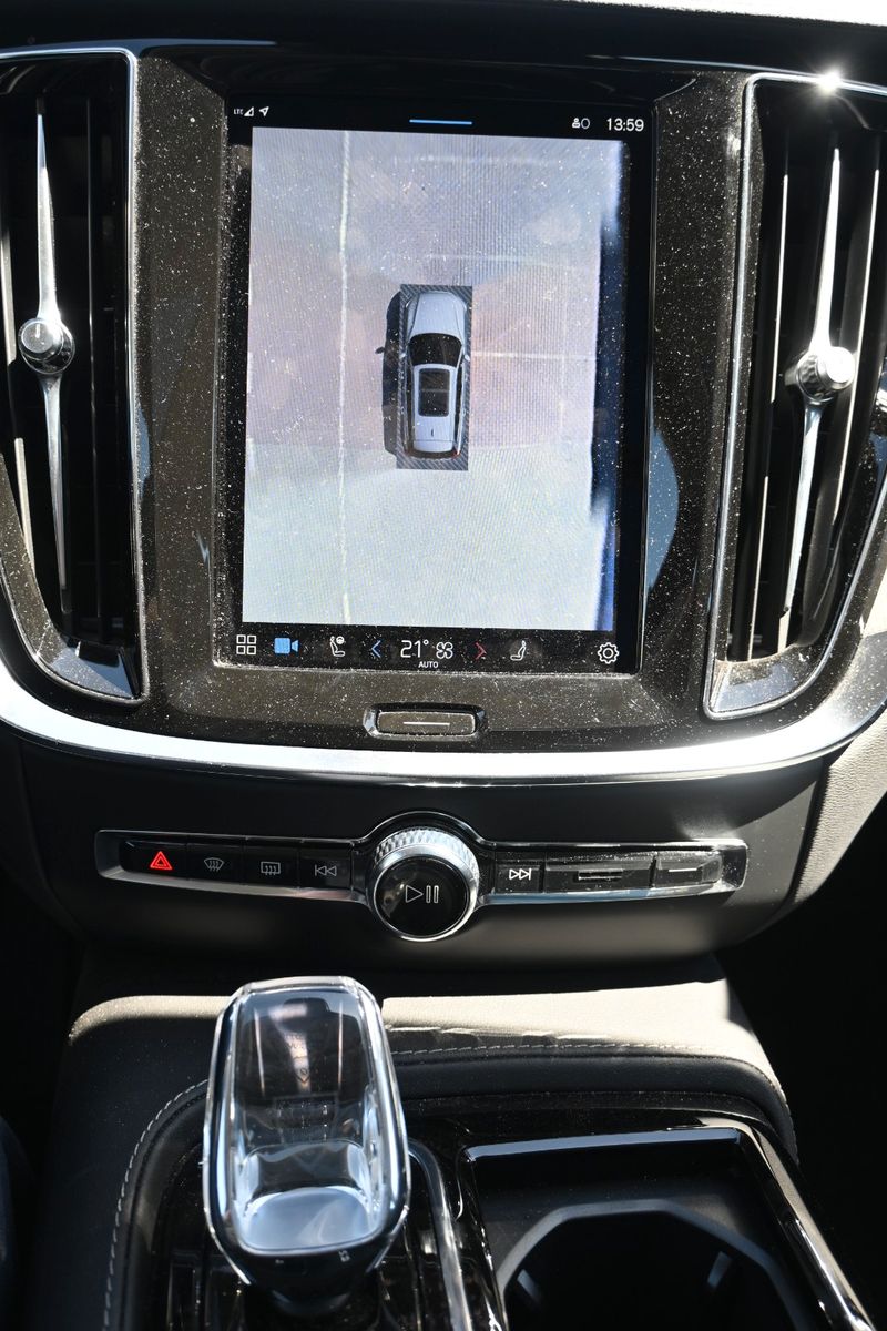 Fahrzeugabbildung Volvo V60 T8 PHEV Ultimate Dark AWD*360°*HUD*AHK*
