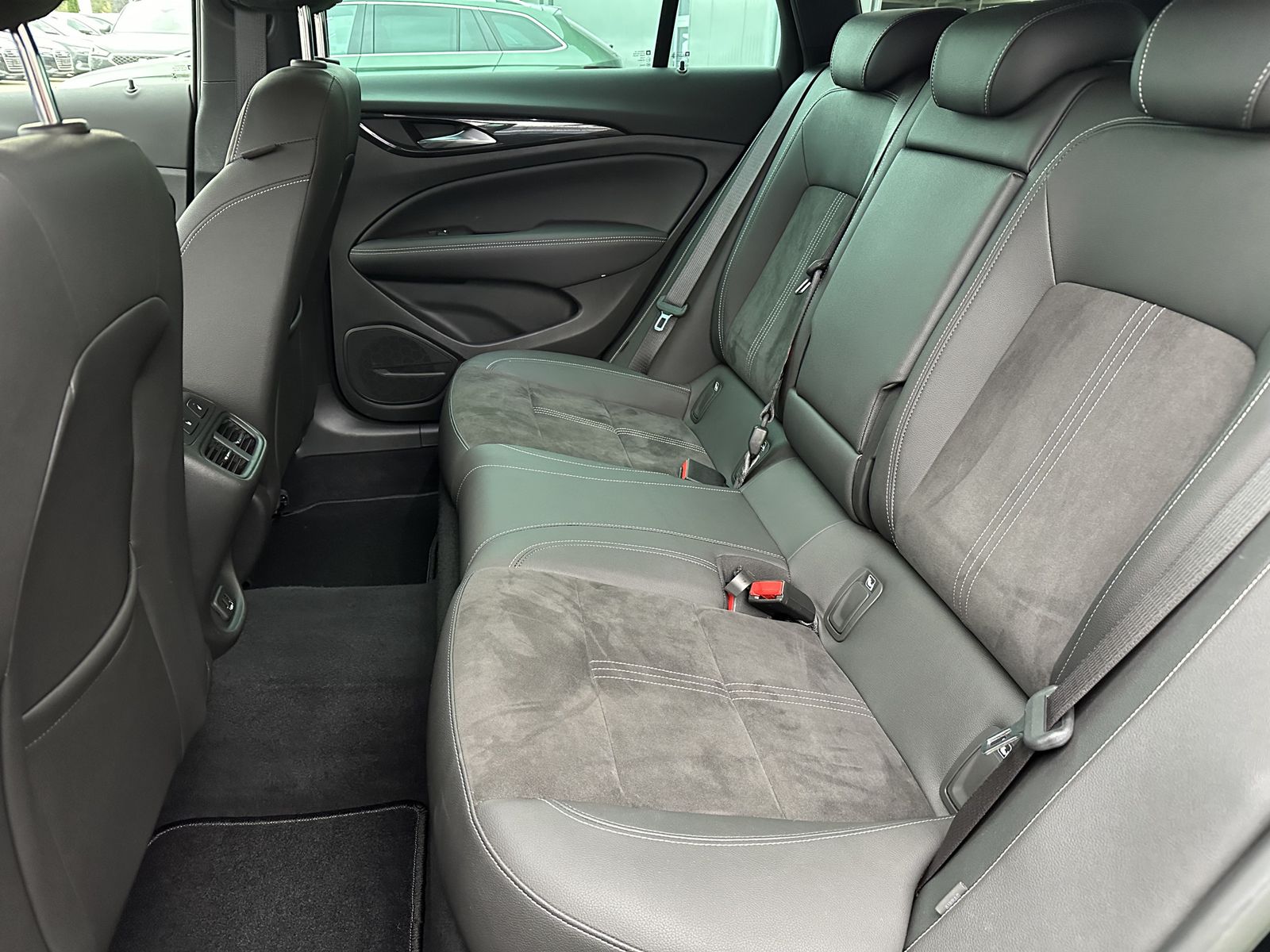 Fahrzeugabbildung Opel Insignia SpT 2.0 D Ultimate OPC+NAV+LED+AHK+20ZO