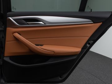 Fahrzeugabbildung BMW 520d Kamera HUD DAB Lenkrhzg Massage AHK Alarm