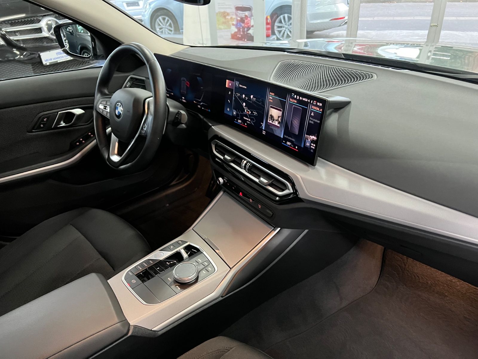 BMW 318 d Touring Driving Assistant+Facelift+Cockpit foto 17