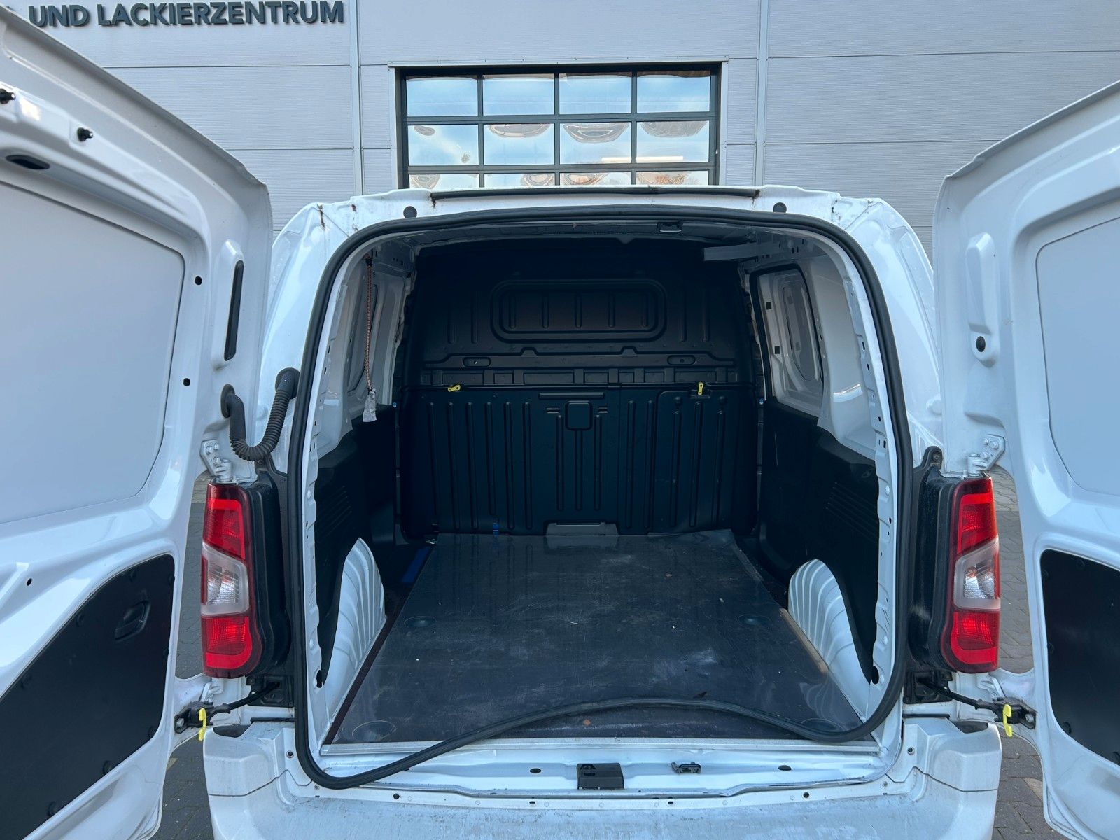 Fahrzeugabbildung Fiat Doblo Kastenwagen L1 1.5 BlueHDi 75 kW Unfall