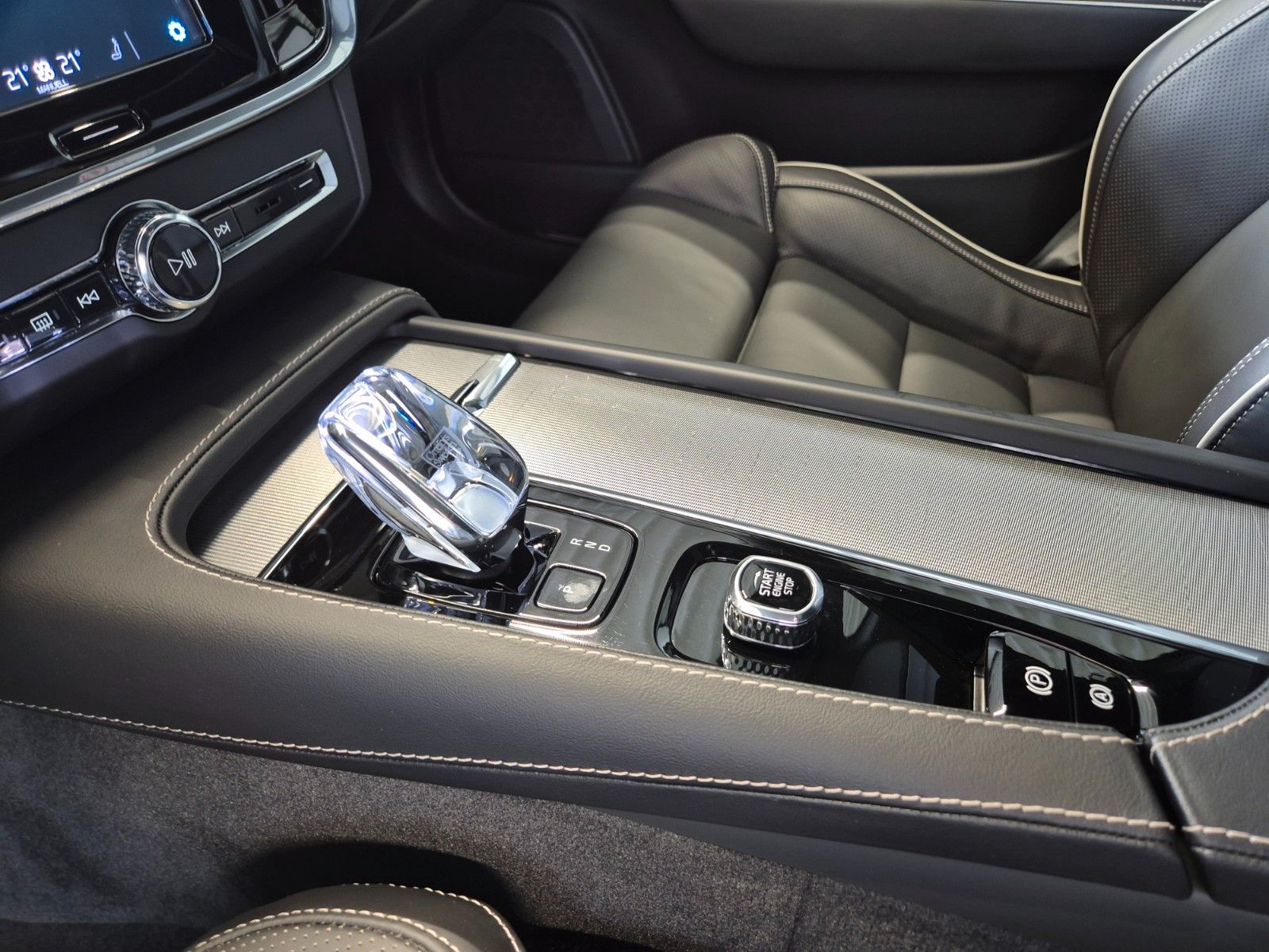 Volvo V90 B4 2.0d ULTIMATE DARK LEDER NAV LED PANO ACC foto 20