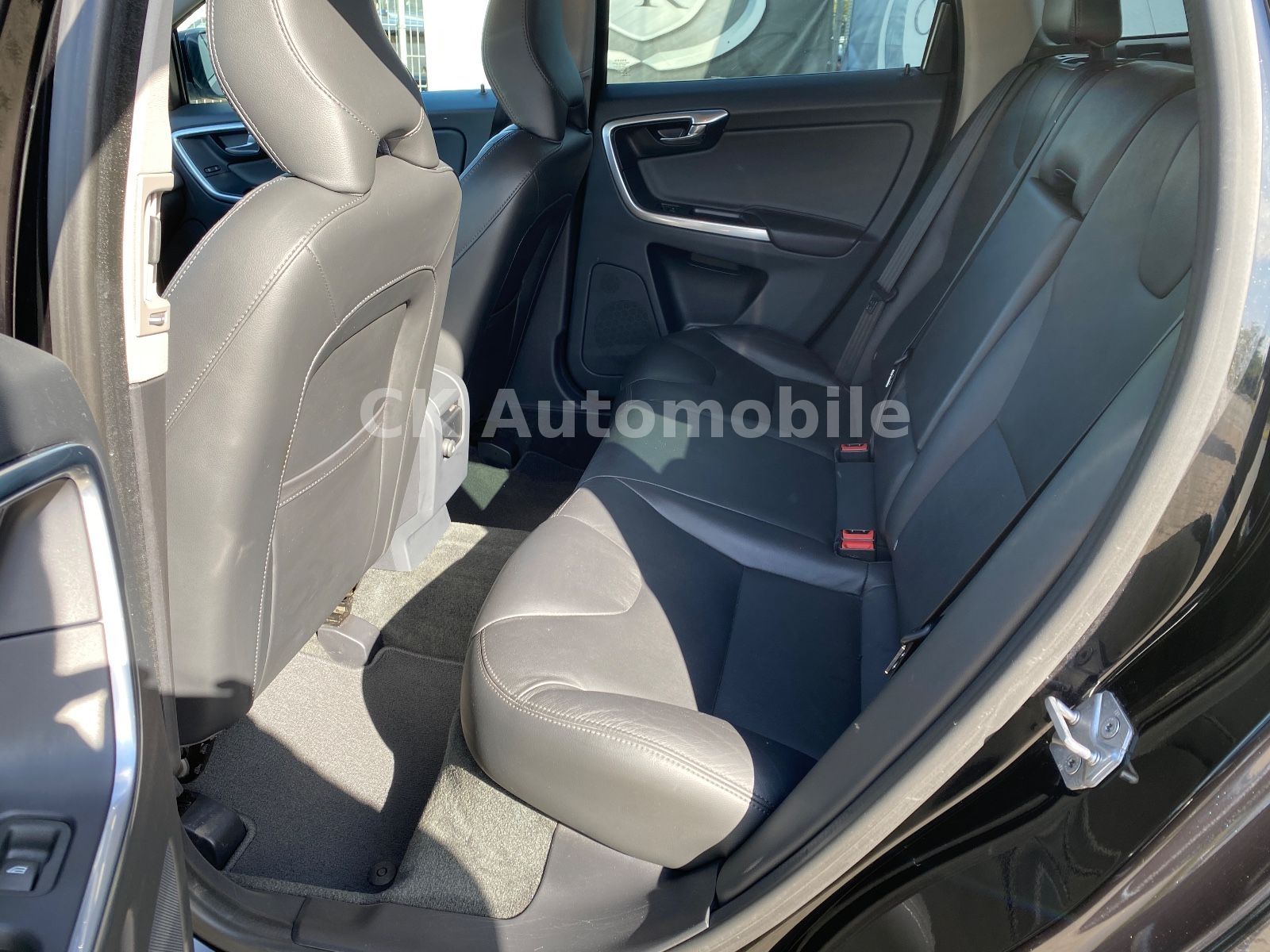 Fahrzeugabbildung Volvo XC60 D3 Summum 2WD/Navi/Leder/Bi-Xenon/PDC/AHK