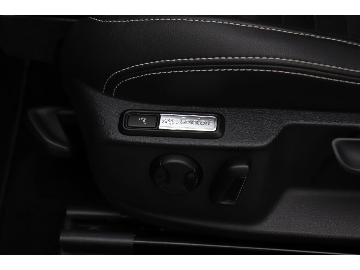 Fahrzeugabbildung Volkswagen Passat Variant 2.0 TDI DSG elegance R-LINE AHK