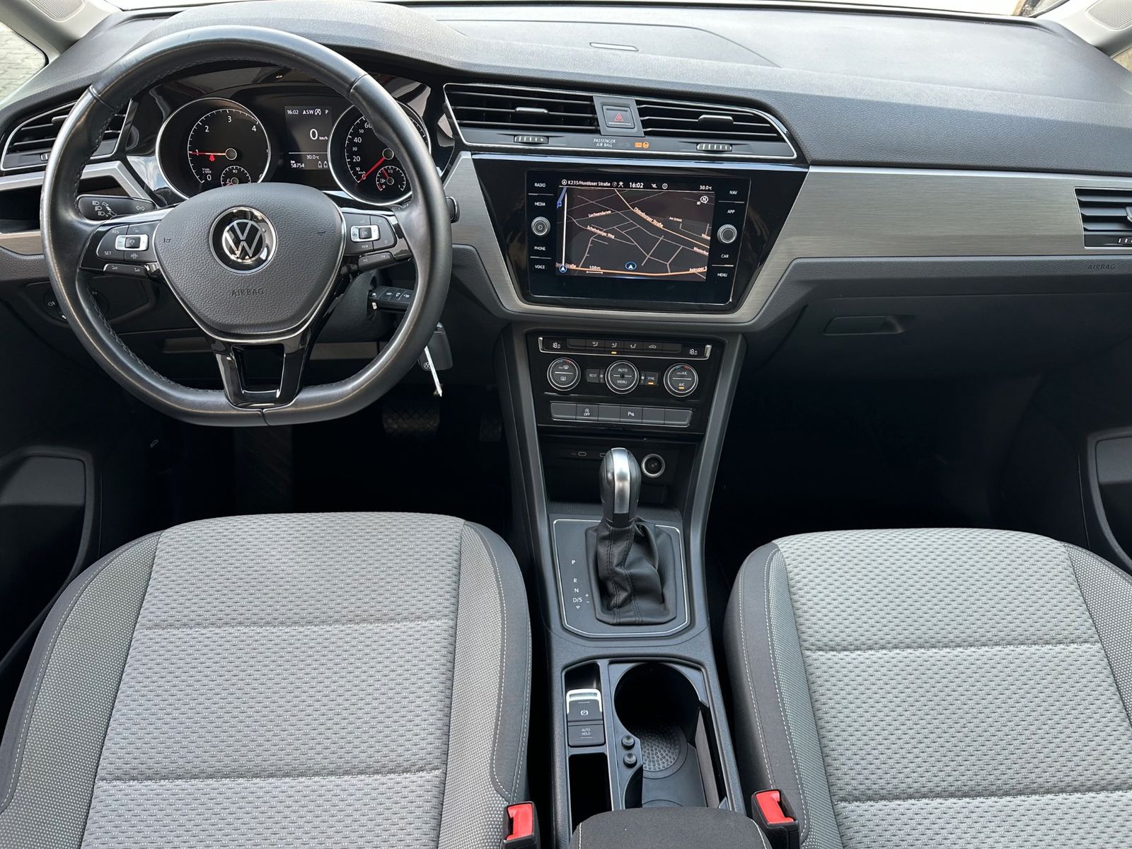 Fahrzeugabbildung Volkswagen Touran 2.0 TDI DSG Comfortline NAV+LED+AHK