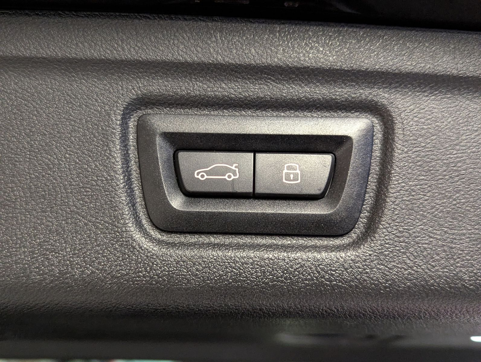 BMW 320 d xD M-Sport HUD Pano ACC LED-adaptiv AHK - Image 19